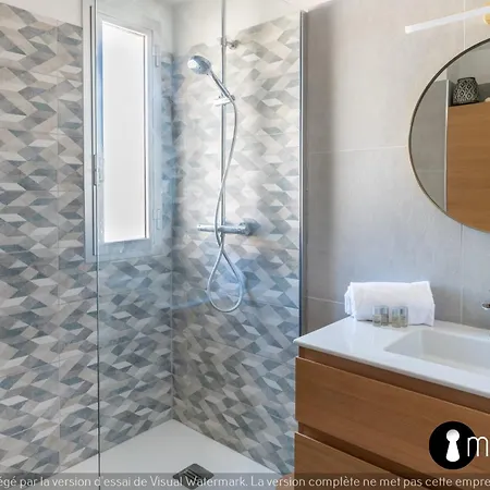 Air-conditioned Facing The Port Of Laurent With 2 Bedrooms * Saint-Laurent-du-Var