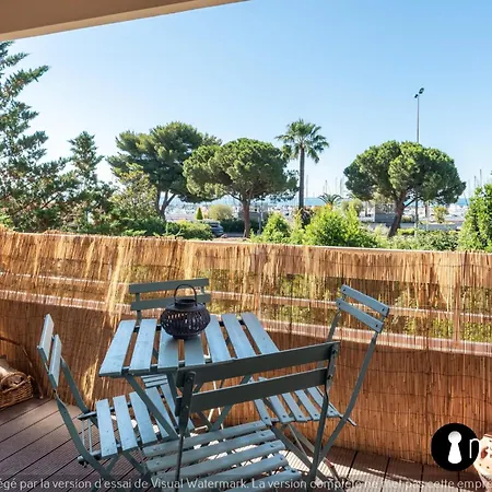 Air-conditioned Facing The Port Of Laurent With 2 Bedrooms * Saint-Laurent-du-Var