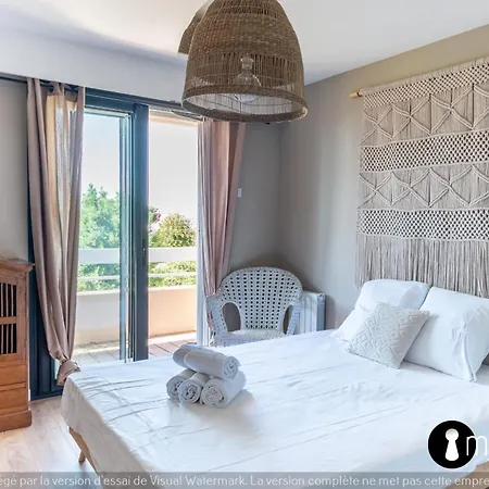Air-conditioned Facing The Port Of Laurent With 2 Bedrooms *