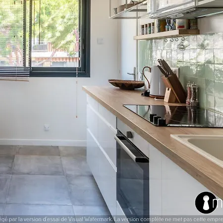 Air-conditioned Facing The Port Of Laurent With 2 Bedrooms *