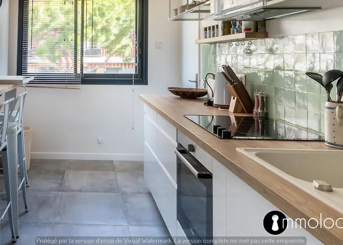 Air-conditioned Facing The Port Of Laurent With 2 Bedrooms *